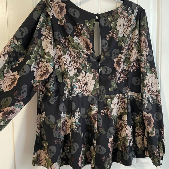 Sweetheart Neckline Blouse - Picture 3 of 3